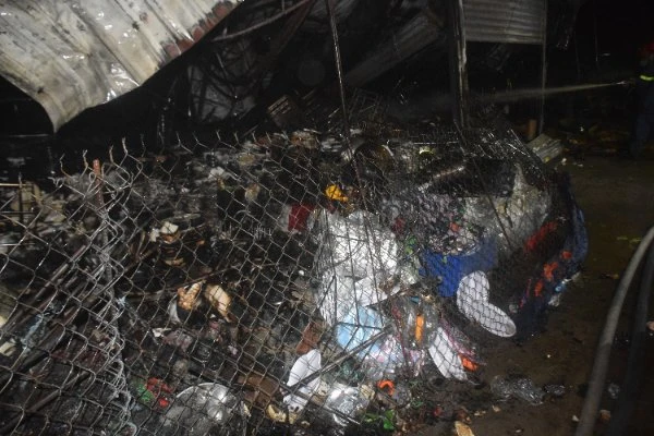 Vụ cháy gây thiêu rụi nhiều gian hàng. Ảnh BĐ