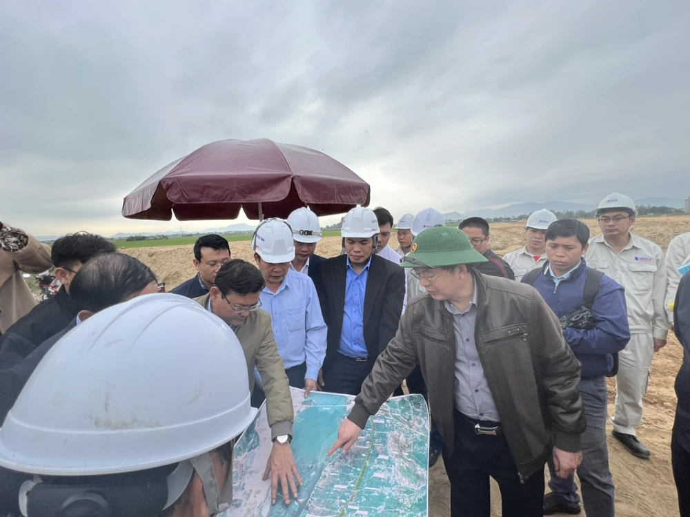 Ông Hồ Quốc Dũng, Bí thư Tỉnh uỷ Bình Định cùng một số lãnh đạo UBND tỉnh đi kiểm tra tiến độ công trình trọng điểm trên địa bàn. Ảnh: TD