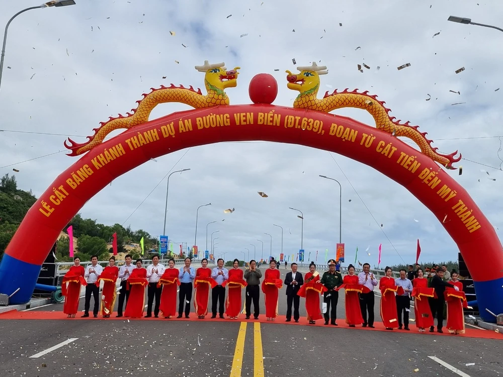 Thủ tướng Chính phủ Phạm Minh Chính và các đại biểu cắt băng khánh thành đường ven biển. Ảnh QN
