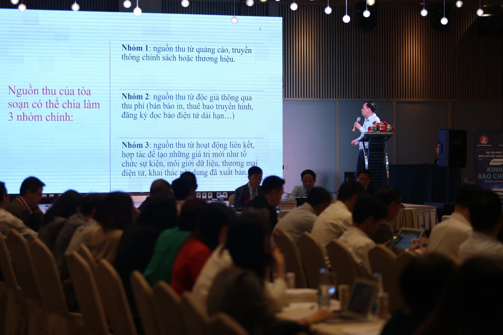 Một đại biểu đang trình bày tham luận tại diễn đàn kinh tế báo chí 2023. Ảnh QN