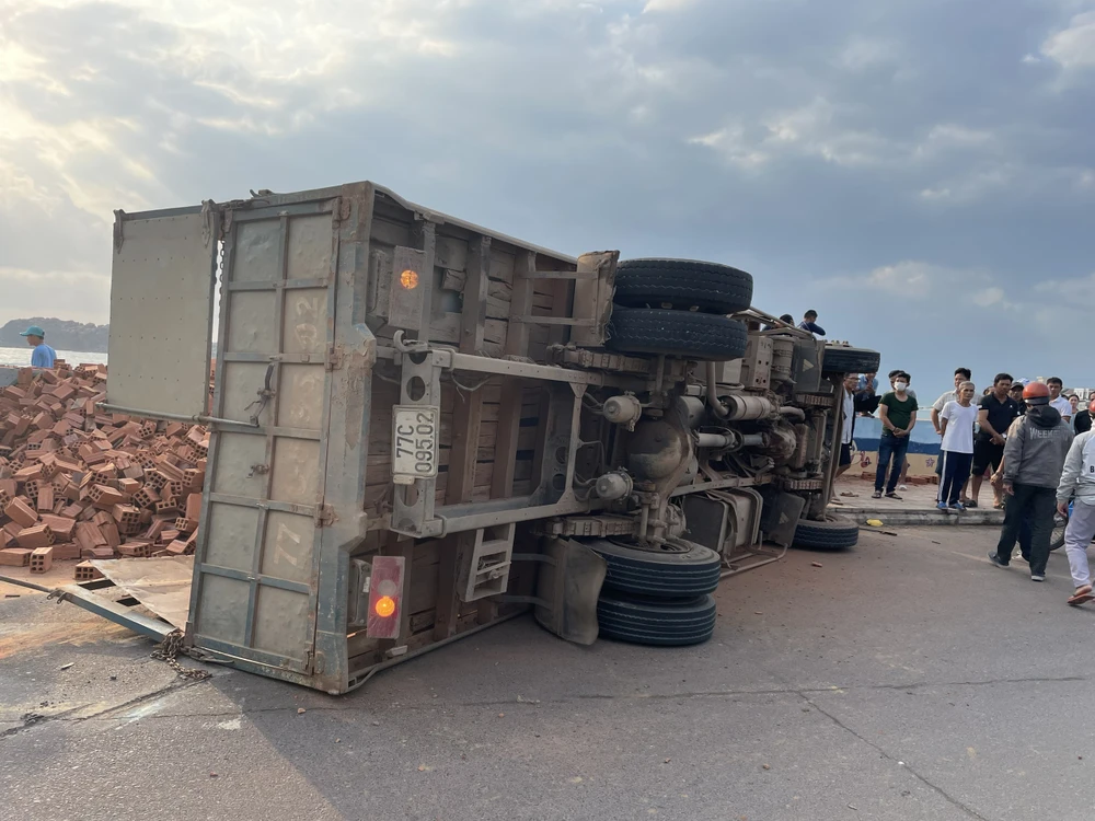 Cơ quan chức năng đang điều tra nguyên nhân vụ tai nạn. Ảnh: BN