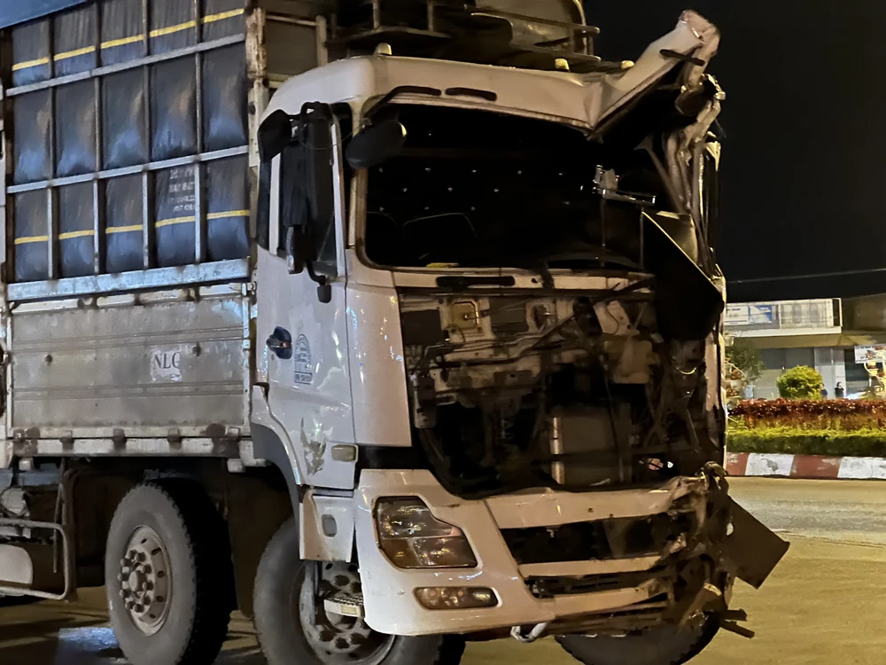 Đầu xe tải bị biến dạng sau cú va chạm. Ảnh QN