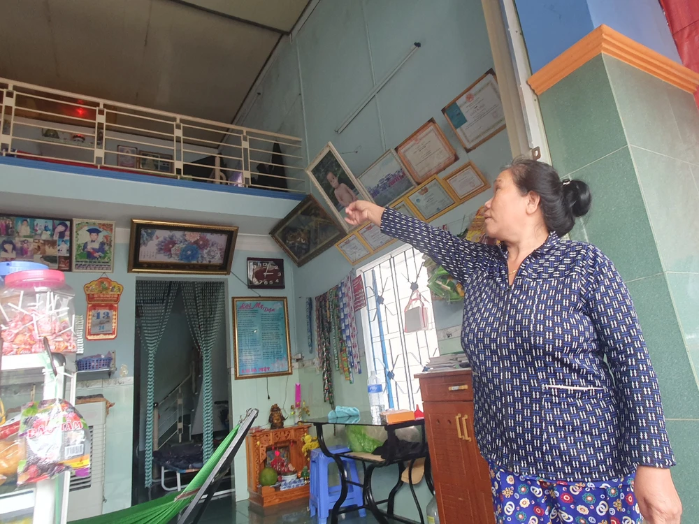 Bà Văn Thị Đến vẫn chưa nhận tiền vì cho rằng hỗ trợ đền bù quá thấp, không thể mua lại đất chỗ khác để làm nhà. Ảnh QN Bà Văn Thị Đến vẫn chưa nhận tiền vì cho rằng hỗ trợ đền bù quá thấp, không thể mua lại đất chỗ khác để làm nhà. Ảnh QN