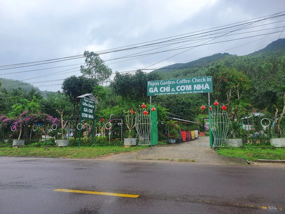 Nhiều cơ sở kinh doanh ngang nhiên xây dựng không phép ven quốc lộ 1D. Ảnh QN