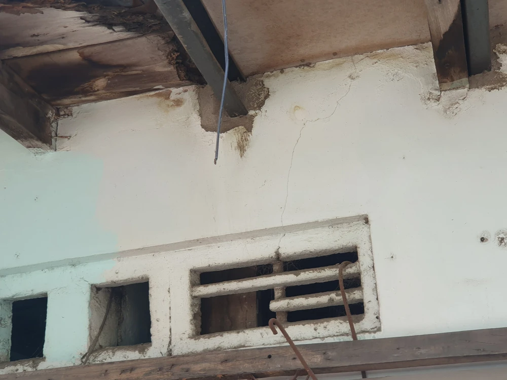 Nhà dân bị hư hỏng, xuống cấp đã nhiều năm. Ảnh QN