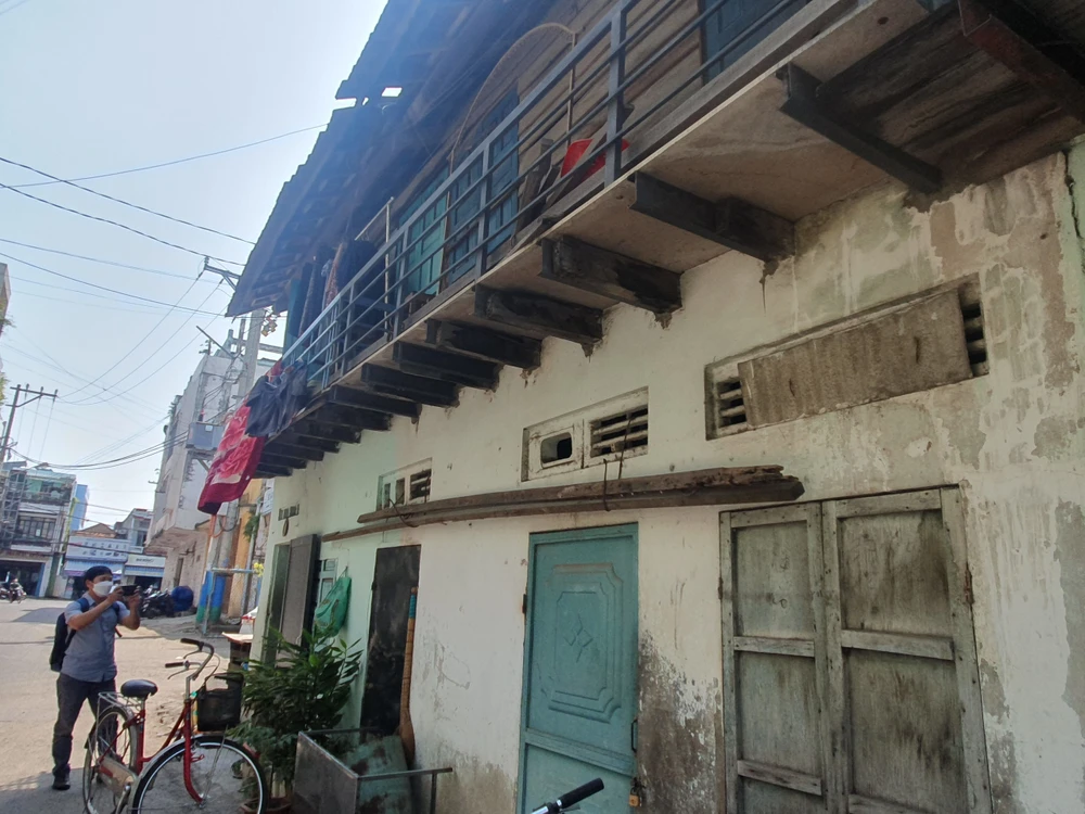 Nhà dân xuống cấp nghiêm trọng nhưng không được sửa chữa vì nằm trong vùng quy hoạch dự án. Ảnh QN