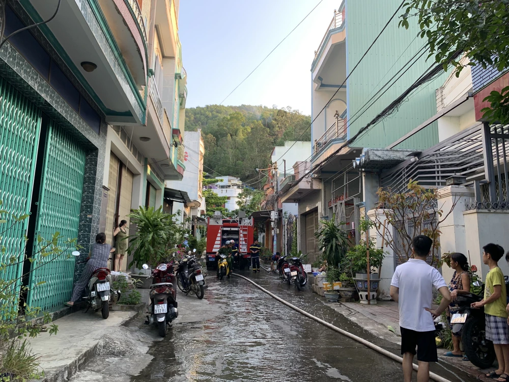 Lực lượng chức năng tiến hành dập lửa. Ảnh: NQ