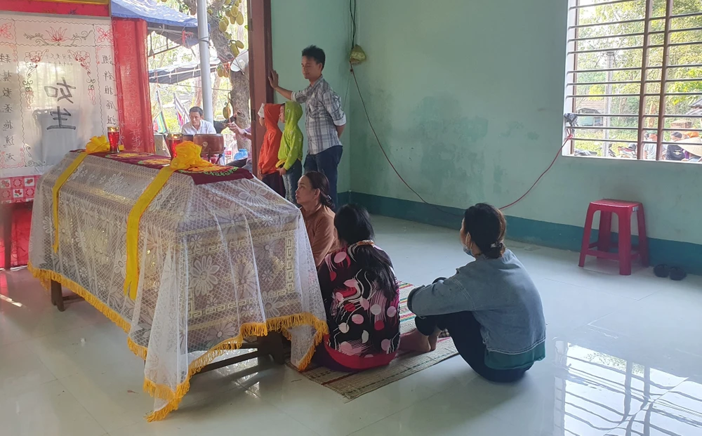 Người thân đau buồn trước sự mất mát quá lớn sau vụ tai nạn. Ảnh: QN