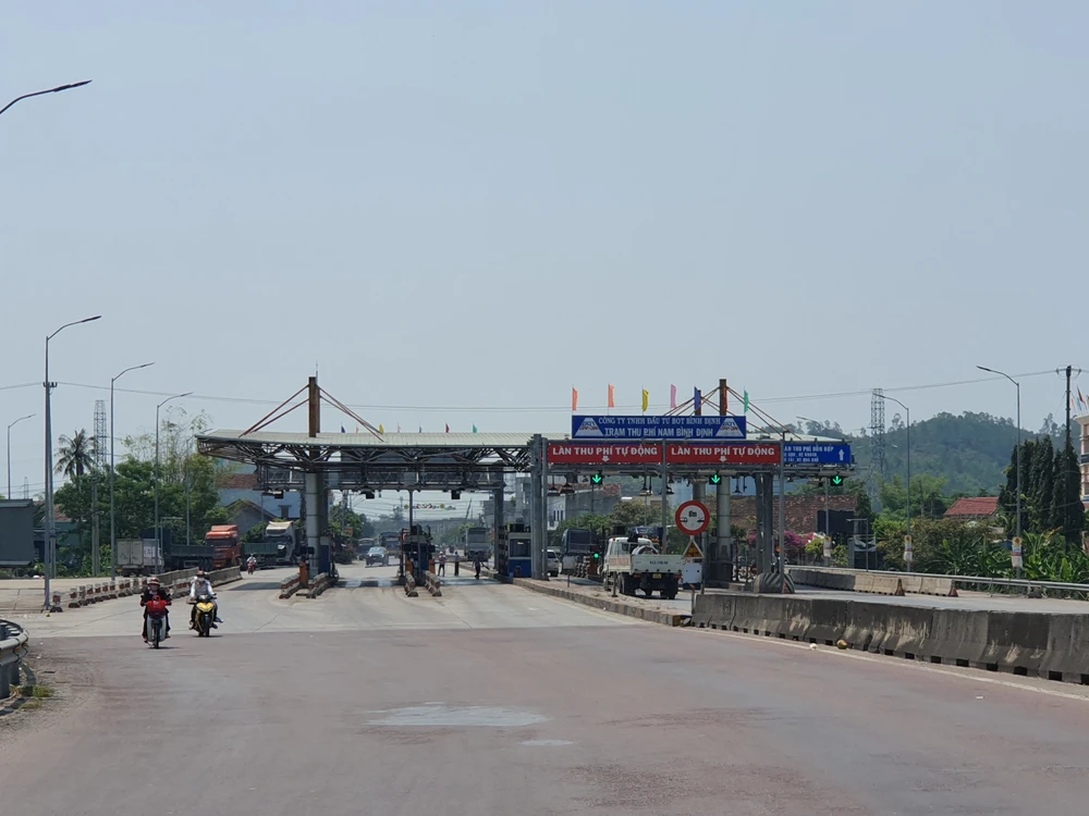 BOT Nam Bình Định bị kiến nghị tạm dừng thu phí. Ảnh QN