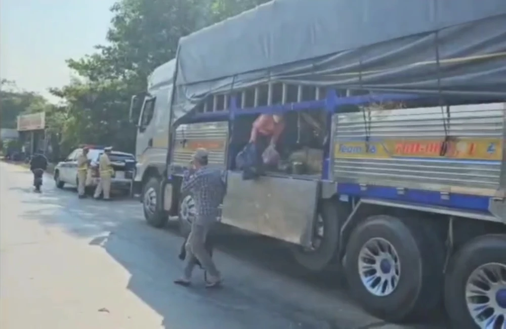 Cảnh sát phát hiện trên xe tải có bảy người nằm trong thùng. Ảnh CSGT