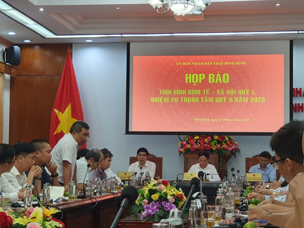 Báo chí đặt câu hỏi tại buổi họp báo