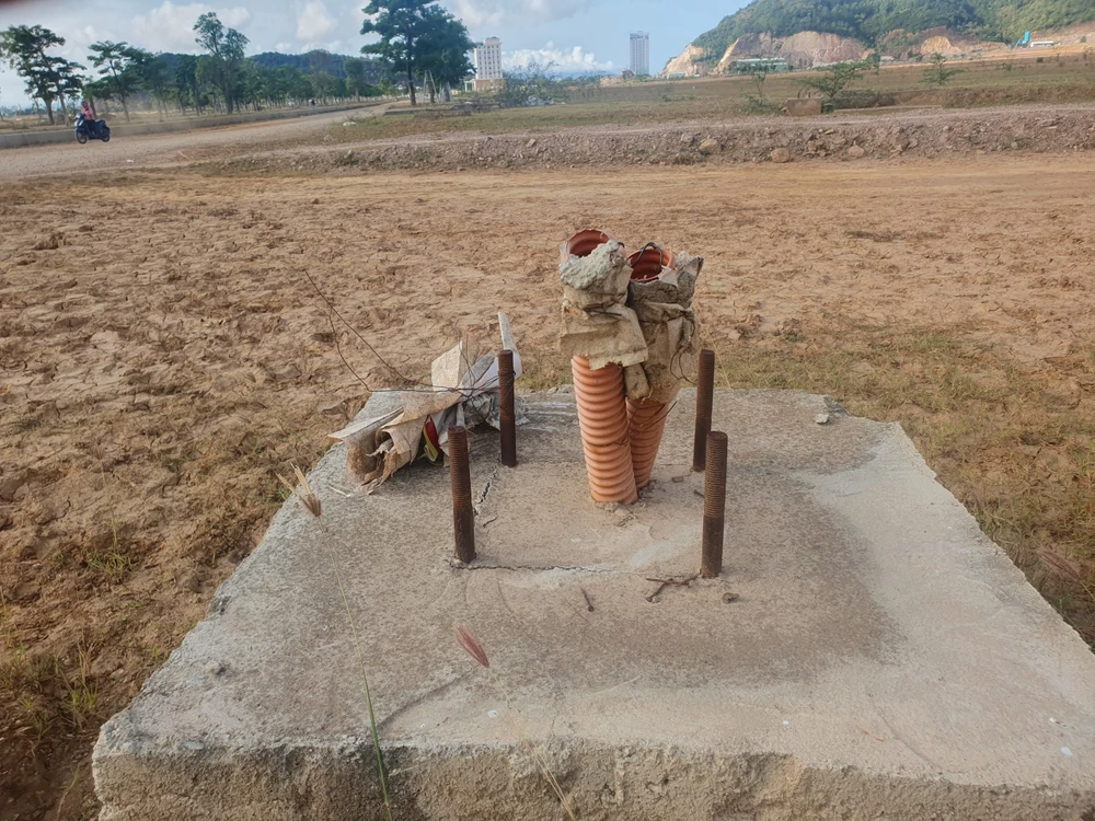 Nhiều hạng mục thi công dang dở, nhiều cọc sắt nhô lên, tìm ẩn nguy hiểm cho người dân. Ảnh QN