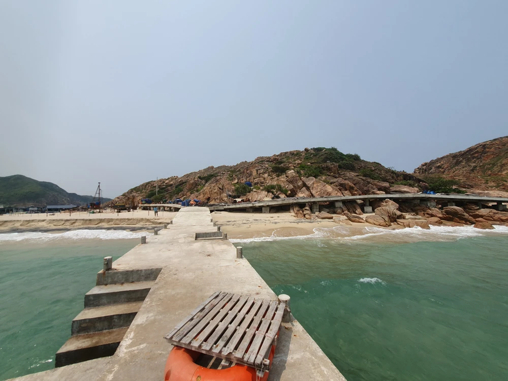 Xây dựng trái phép tại dự án điểm du lịch Hòn Khô. Ảnh QN