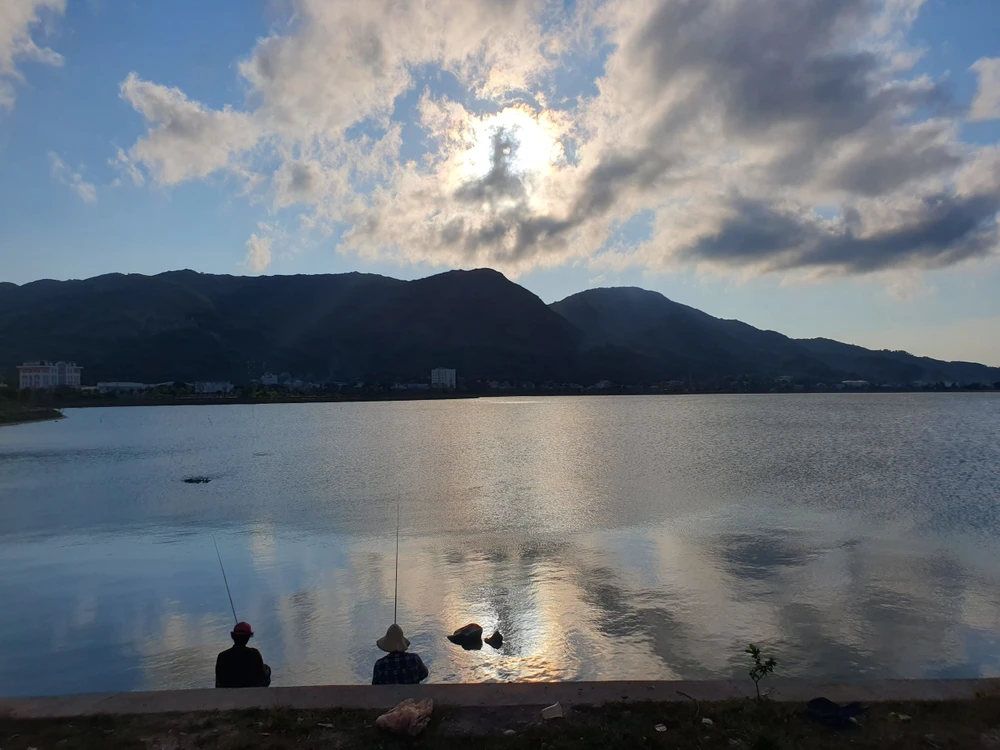 Theo người dân, hồ Phú Hoà từng rộng đến 120 ha và là nơi mưu sinh của hàng trăm hộ dân TP Quy Nhơn. Tuy nhiên, doanh nghiệp sau khi khởi công xây dựng, đã san lấp nhiều diện tích khiến hồ bị thu hẹp khiến người dân lo lắng nhà bị ngập lụt khi trời mưa. Ảnh QN