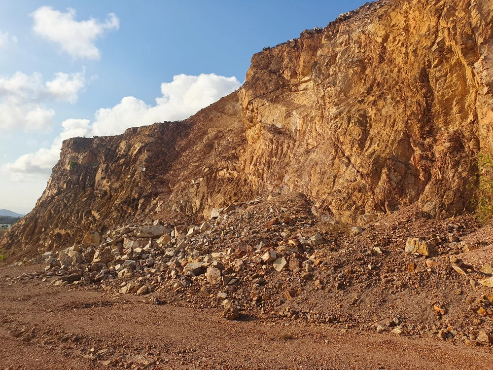 Đồi núi bị khai thác đất, đá để lại hiện trường nham nhở, rất dễ sạt lở vào mùa mưa. Ảnh QN