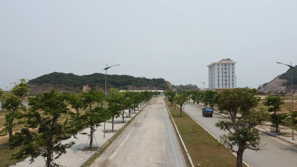 Năm 2013, Công ty CP tập đoàn Phúc Lộc (Ninh Bình) có văn bản đề xuất đầu tư hai dự án: Xây dựng đường Điện Biên Phủ nối dài và Cải tạo, nâng cấp hệ thống tiêu thoát nước hồ Phú Hòa tại TP Quy Nhơn theo hình thức hợp đồng xây dựng - chuyển giao (BT). Ảnh QN