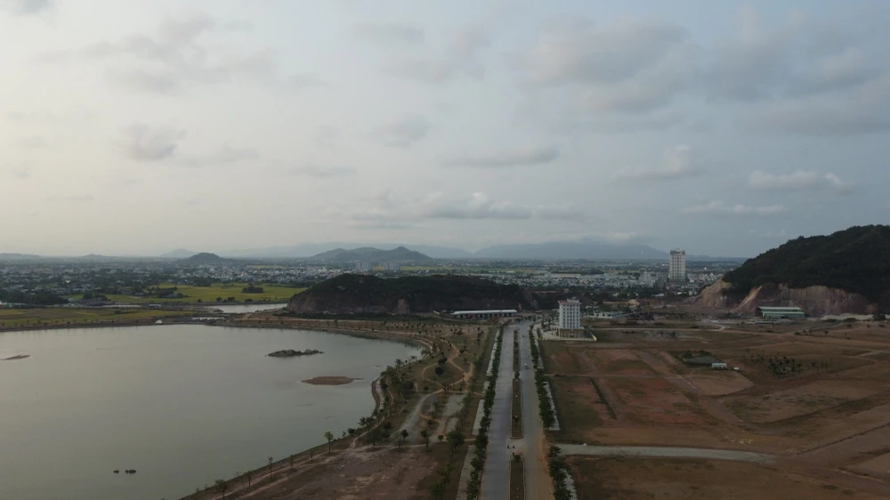 Đổi lại, tỉnh Bình Định sẽ dùng dự án Khu đô thị du lịch - văn hóa - thể thao hồ Phú Hòa làm vốn đối ứng. Tháng 7-2015, dự án Khu đô thị hồ Phú Hòa được khởi công xây dựng. Ảnh QN