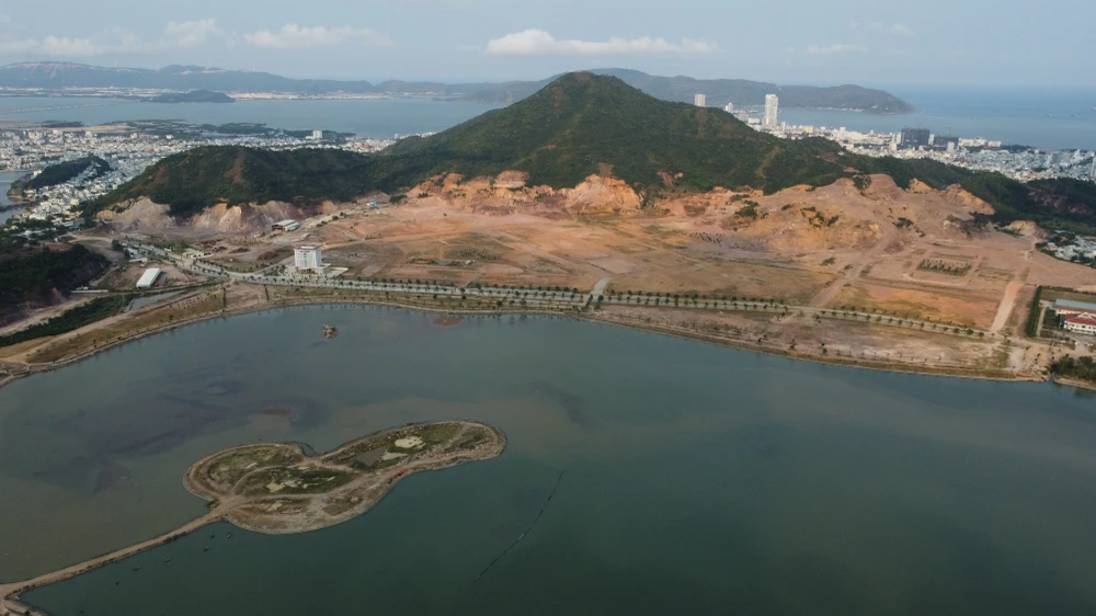 Dự án bao quanh hồ Phú Hoà, tuy nhiên sau tám năm được chấp thuận triển khai, đến nay chẳng khác gì khu đất trống với nhiều hạng mục dang dở. Ảnh QN