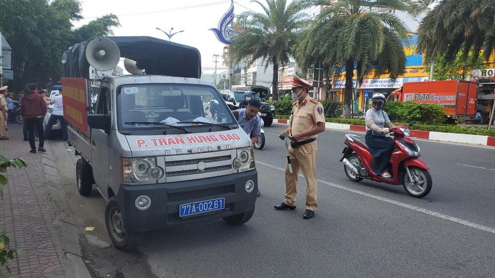 Lập biên bản xe biển xanh hết hạn đăng kiểm nhưng vẫn lưu thông. Ảnh TX.