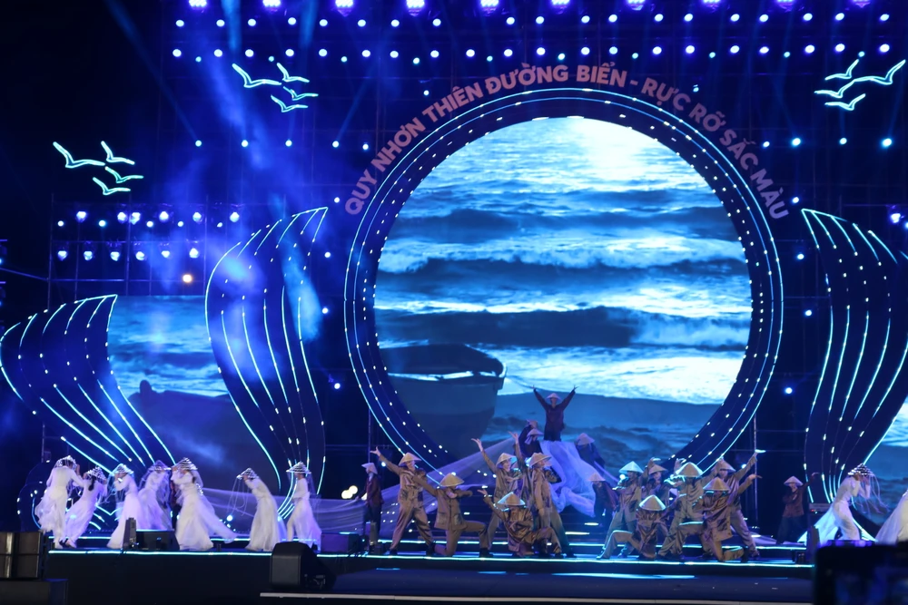 Biểu diễn nghệ thuật tại buổi khai mạc. Ảnh QN