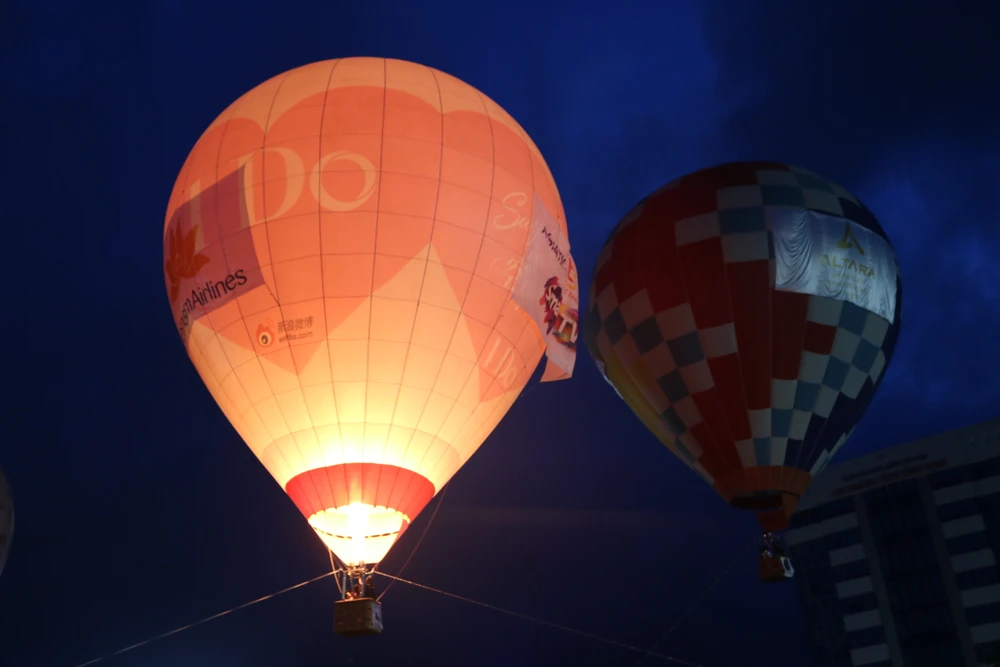 Lễ hội khinh khí cầu ở Bình Định thu hút hàng ngàn người thưởng lãm, trải nghiệm. Ảnh QN