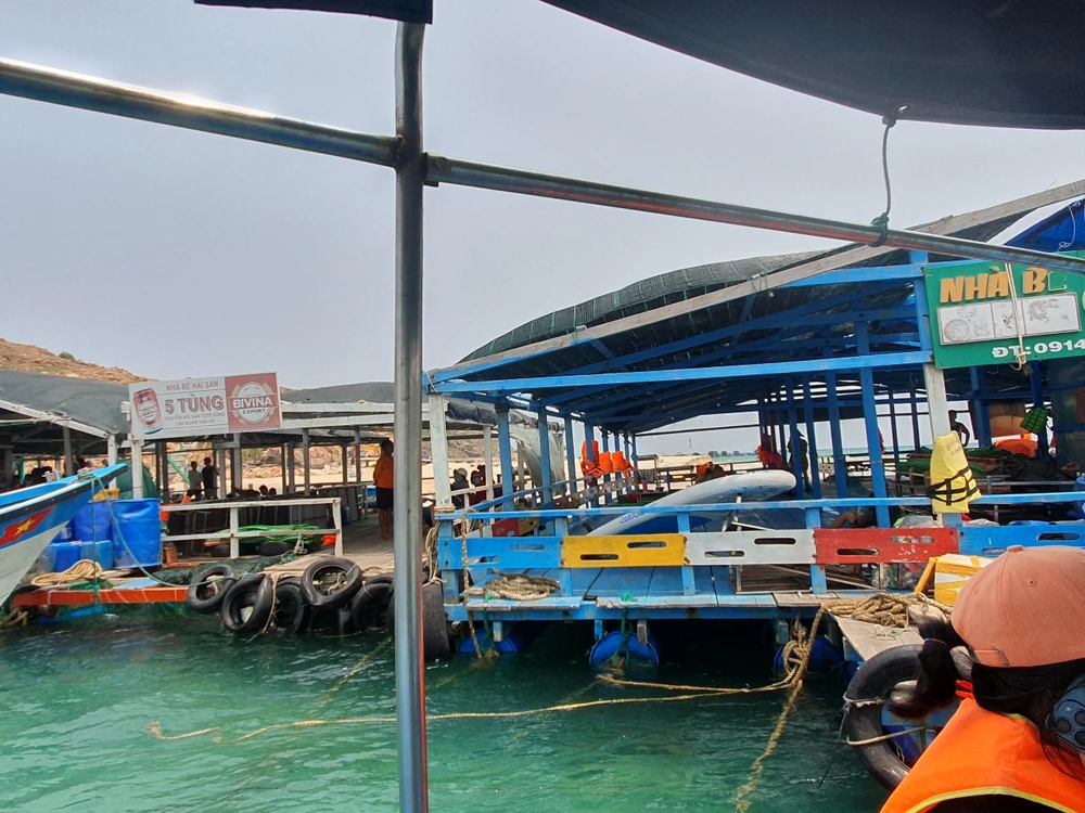 Trong tuần tới, các bè nổi kinh doanh dịch vụ ăn uống ở Hòn Khô sẽ bị xử lý. Ảnh QN