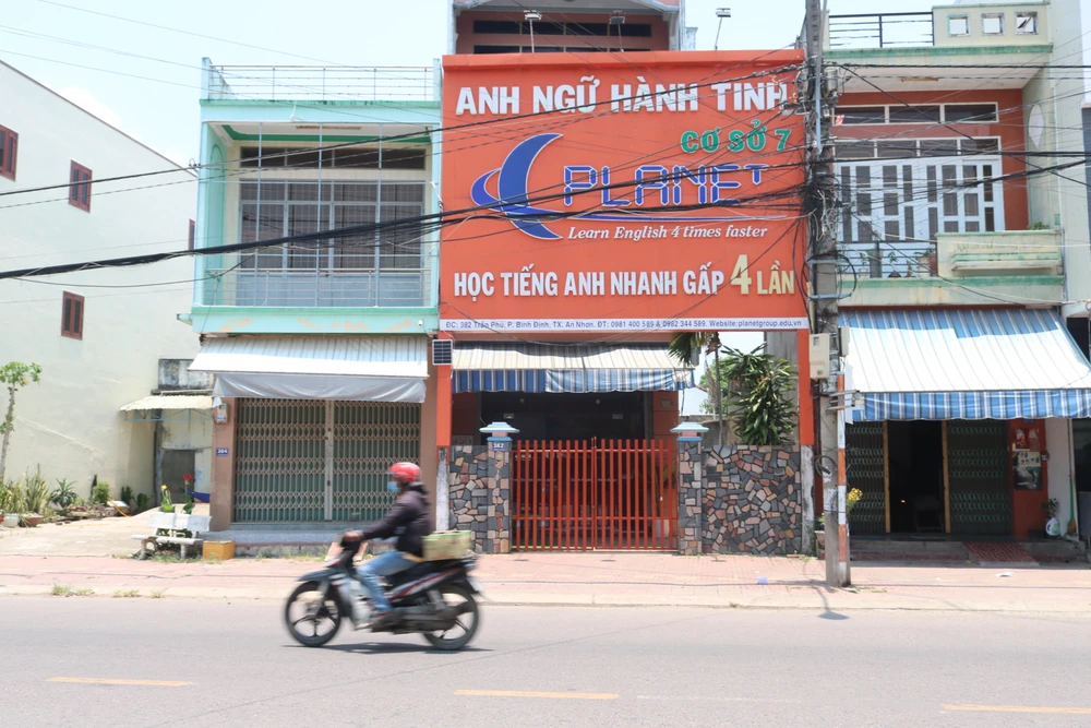 Trung tâm Anh ngữ Hành Tinh tự gắn bảng hiệu và tổ chức dạy học khi chưa được cấp thẩm quyền cấp phép. Ảnh QN