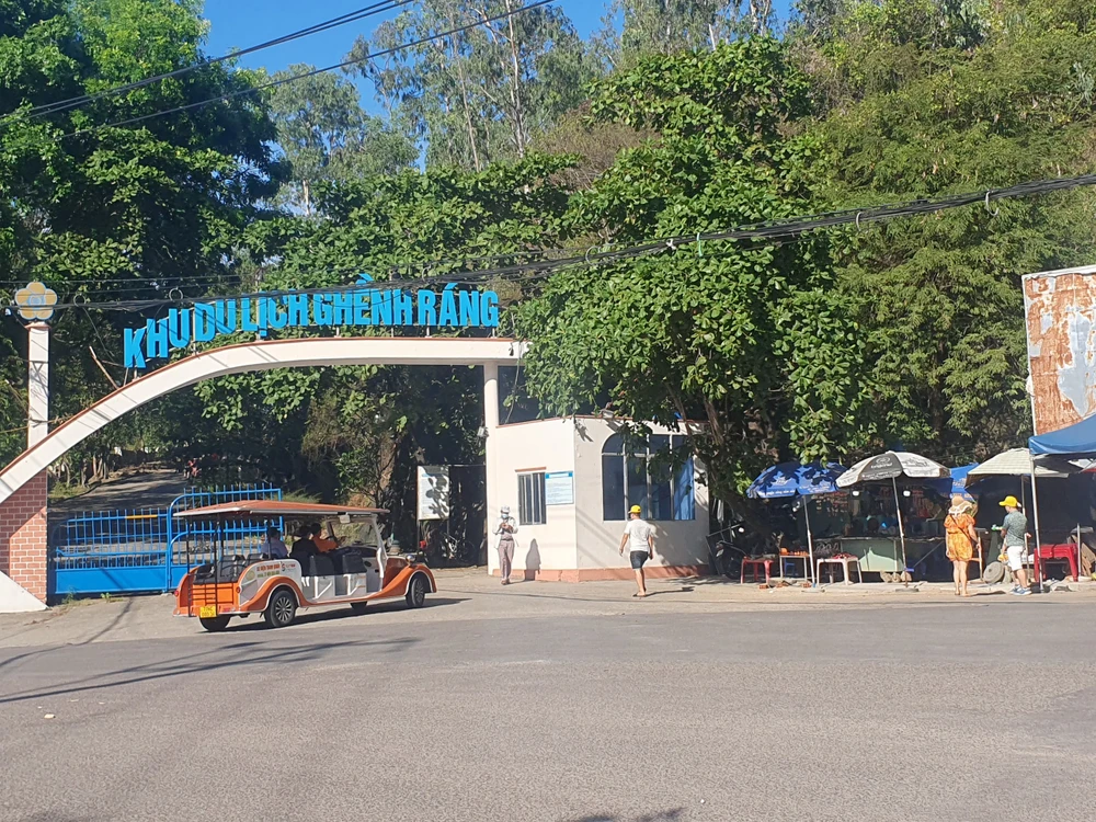 Tỉnh Bình Định chấn chỉnh hoạt động kinh doanh, buôn bán ở cổng khu du lịch Ghềnh Ráng, Ảnh QN