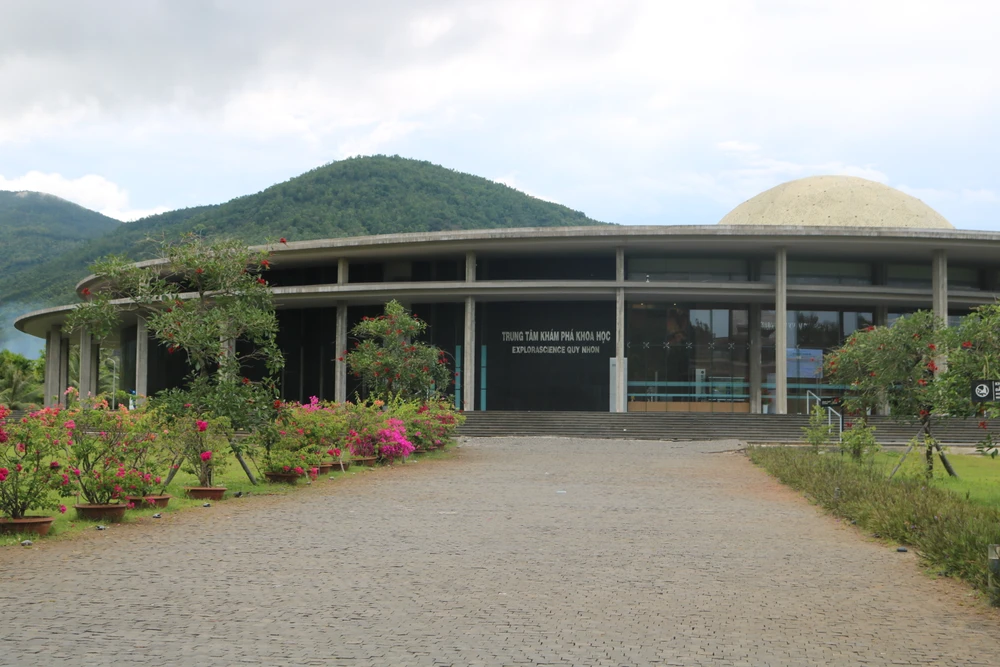 Sau khi đưa vào sử dụng từ tháng 4-2022, thì mới đây lại xuất hiện sự cố thấm dột. Phía đơn vị thi công đã khắc phục. Ảnh QN