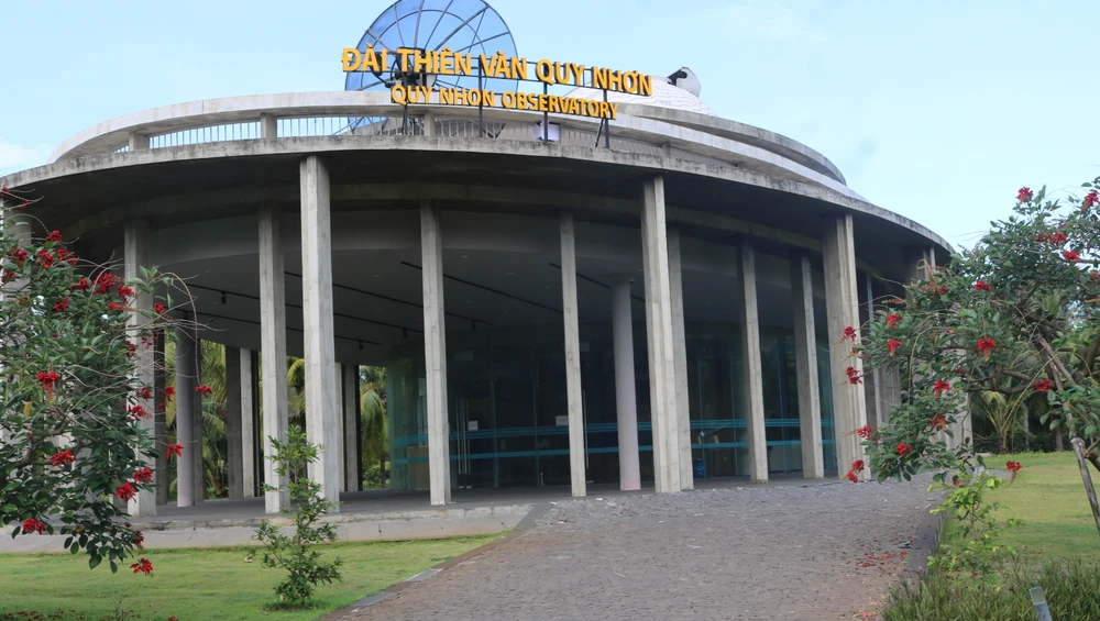Trước đài thiên văn Quy Nhơn nằm trong Trung tâm khoa học cũng xuất hiện những hư hỏng. Ảnh QN