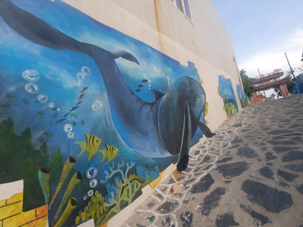 Những bức tranh bức họa được coi như sản phẩm du lịch mới, cùng với đó là đầu tư chỉnh trang một số đường để thu hút khách du lịch. Ảnh QN