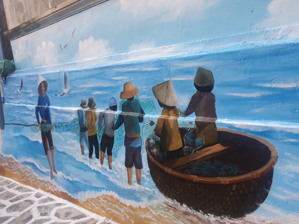 Ông Nguyễn Thành Danh, Phó Chủ tịch UBND xã Nhơn Lý, nói đây là một trong những nét đặc sắc của làng biển này nhằm thu hút khách du lịch. Ảnh QN