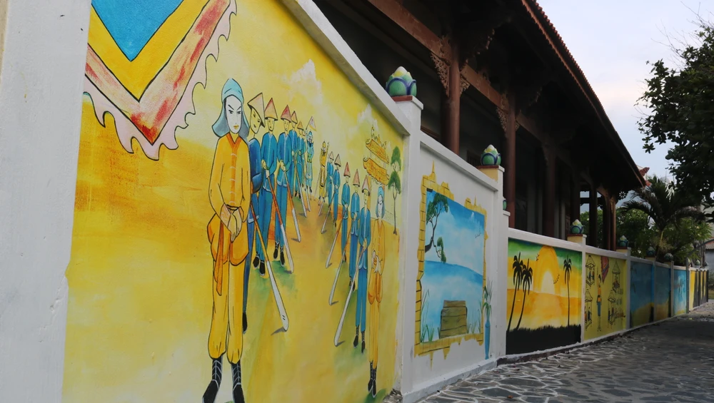 Những ngày gần đây, người dân, du khách ở xã Nhơn Lý, TP Quy Nhơn, tỉnh Bình Định thích thú với những bức bích hoạ rực rỡ sắc màu ở các ngã đường. Ảnh QN