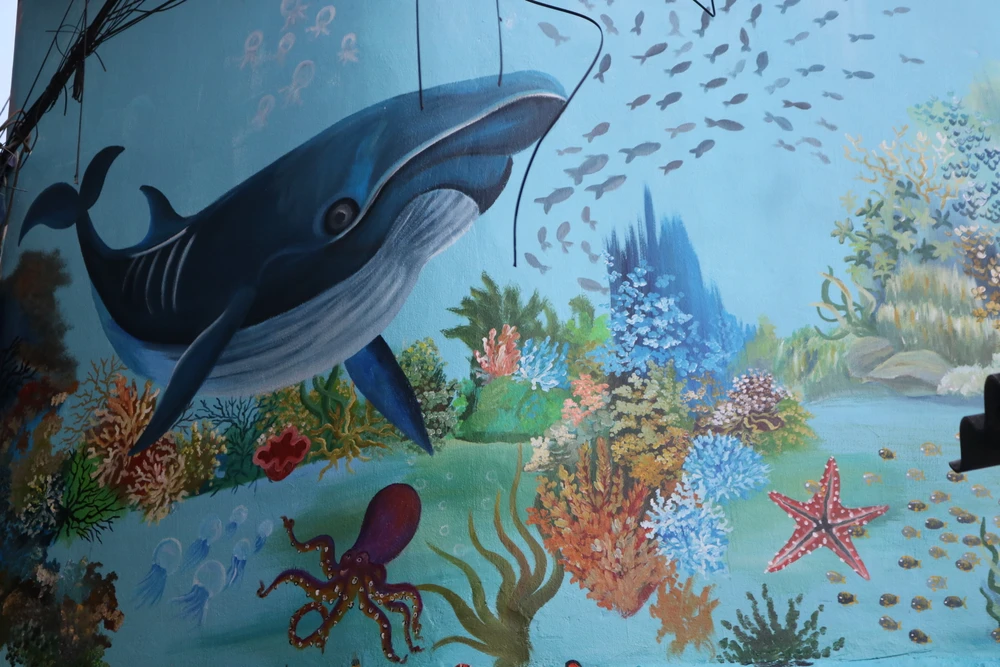 Ba con đường được vẽ bích hoạ gồm đoạn chùa Phúc Hưng (thôn Lý Hưng dài) 250 m; đường nối thôn Lý Lương và thôn Lý Hưng dài 205 m; đường gần tịnh xá Ngọc Hòa. Ảnh QN