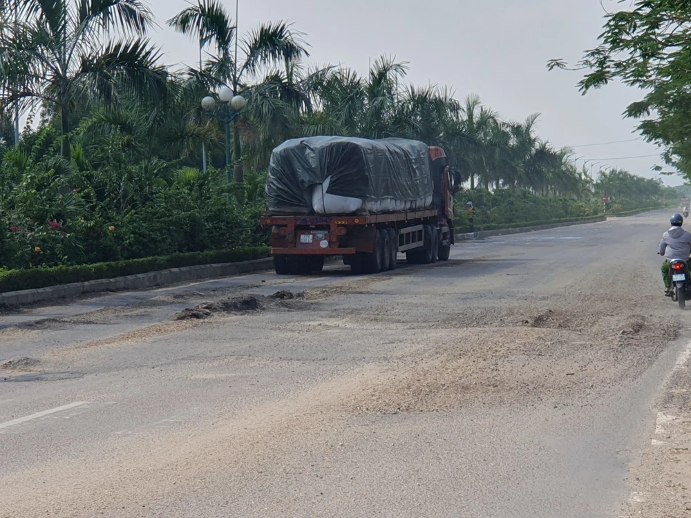 Hàng loạt ổ voi, ổ gà trên tuyến DT.638 đoạn qua TP Quy Nhơn. Ảnh QN