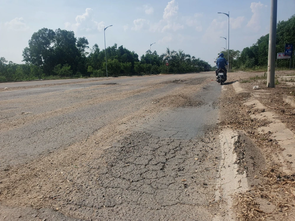 Mặt đường bị sụt lún, nứt nẻ tìm ẩn tai nạn giao thông. Ảnh QN