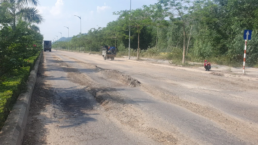 Mặt đường một số chỗ không khác gì... ruộng cày. Ảnh QN