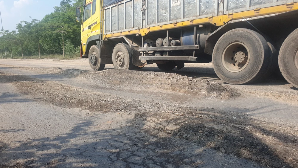 Mặc dù được đầu tư gần 1.600 tỉ đồng, nhiều lần sửa chữa, nhưng đường vẫn hư hỏng nghiêm trọng. Ảnh QN