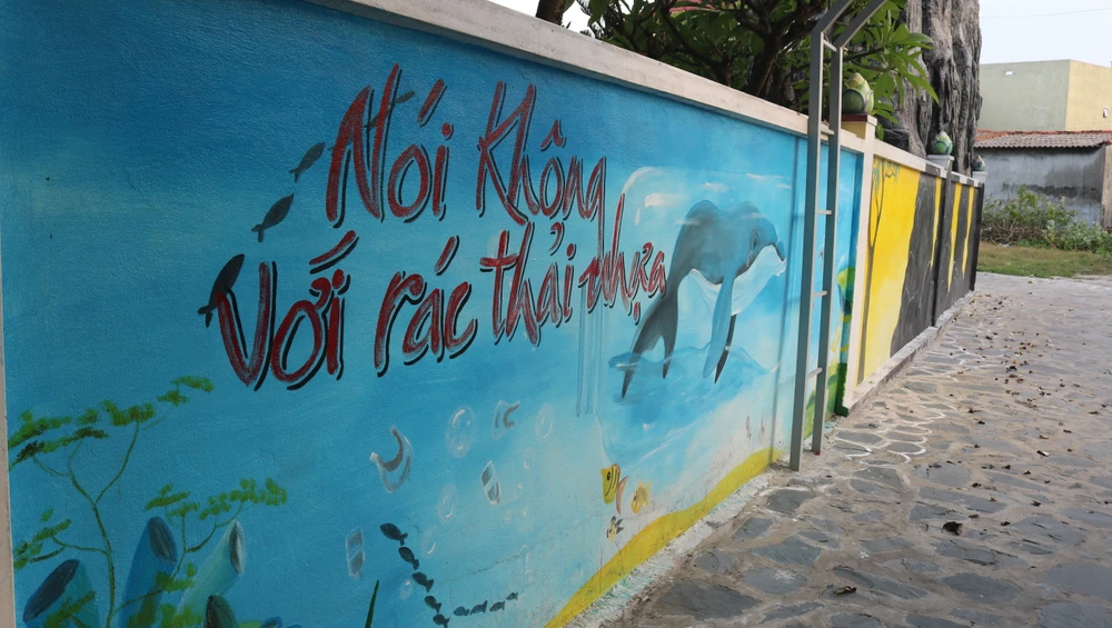 Nội dung chủ yếu của những bức họa là phong cảnh, nét đặc trưng, cảnh sinh hoạt của người dân miền biển cùng một số hoạt động nghệ thuật dân gian. Ảnh QN