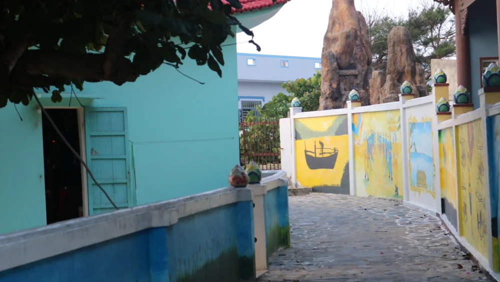 Làng chài như được khoác áo mới, kỳ vọng sẽ thu hút nhiều khách du lịch đến với nơi này. Ảnh QN