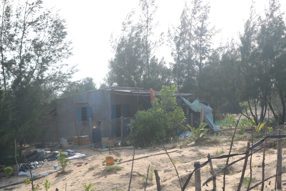 Mặc dù nhiều công trình đã tồn tại nhiều năm, nhưng chưa bị xử lý. Ảnh QN Mặc dù nhiều công trình đã tồn tại nhiều năm, nhưng chưa bị xử lý. Ảnh QN