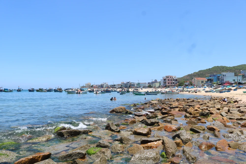 Biển Hòn Khô là một trong những địa điểm du lịch thu hút khách của Bình Định. Ảnh QN