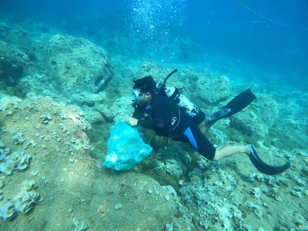 Thời gian ban đầu lượng rác thải dưới đáy biển rất nhiều, như vỏ lon, chai nhựa và ngư lưới cụ cũ. Ảnh QN