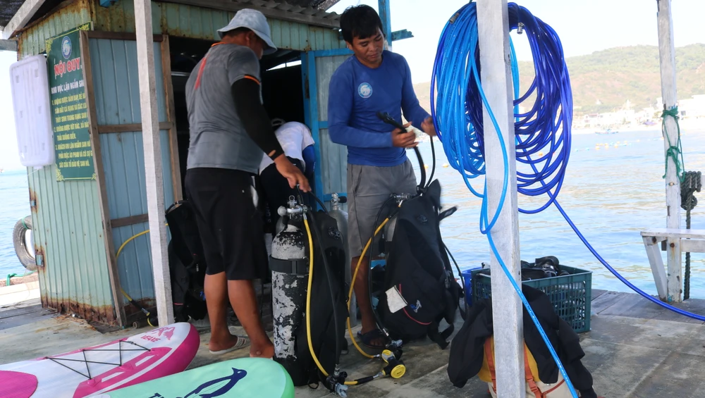 Tổ lặn vớt rác biển kiểm tra thiết bị, chuẩn bị sẵn sàng để lặn. Ảnh QN