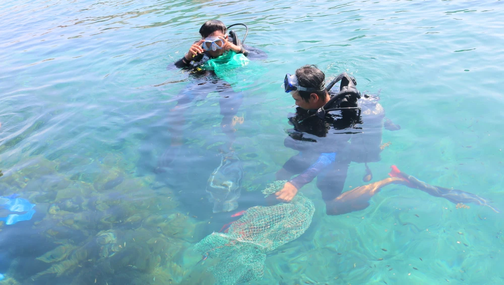 Việc vớt rác dưới đáy biển được tổ bảo vệ san hô thực hiện đều đặn hàng tuần. Ảnh QN