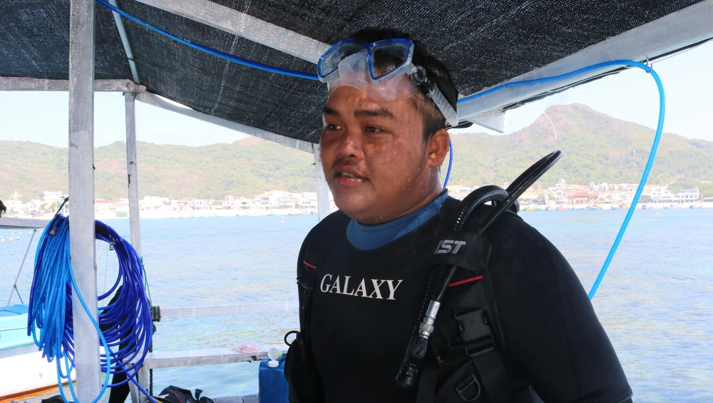 Anh Phan Văn Bang, thành viên trong tổ, cho biết việc vớt rác này nhằm làm cho môi trường biển ngày càng trong sạch, đồng thời tuyên truyền người dân ý thức hơn để bảo vệ biển. Ảnh QN