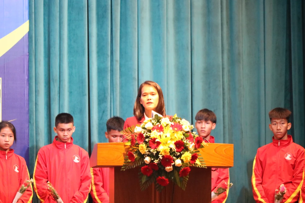 VĐV Phạm Thị Hồng Lệ cảm ơn sự động viên của các cấp, và hứa sẽ tiếp tục cố gắng để có những thành tích tốt. Ảnh QN