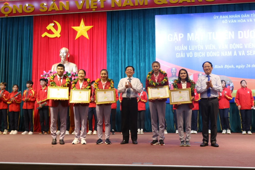 Lãnh đạo UBND tỉnh biểu dương, khen tặng các VĐV, HLV đạt thành tích tại SEA Games 32. Ảnh QN