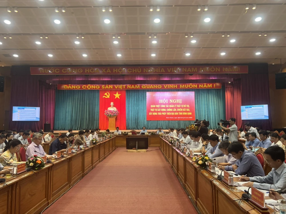 Hội nghị quản lý trật tự đô thị, trật tự xây dựng; chống lấn, chiếm đất đai, xây dựng trái phép do UBND tỉnh tổ chức chiều 8-6. Ảnh QN