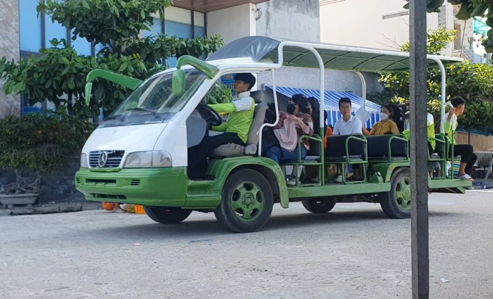 Xe ô tô hoán cải giống như xe điện bốn bánh chở khách du lịch ở Nhơn Châu sáng 22-5. Ảnh: QN Xe ô tô hoán cải giống như xe điện bốn bánh chở khách du lịch ở Nhơn Châu sáng 22-5. Ảnh: QN